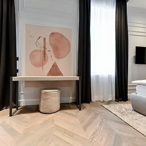 Three Pearls Deluxe & Appartement